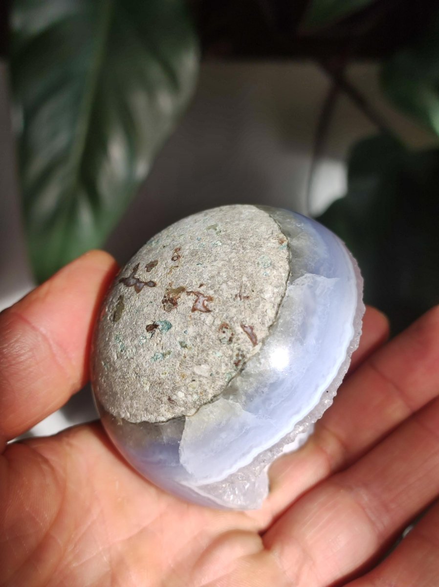 Chalcedon AAA - Edelstein Kugel blau Deko Sphere mit Geode Meditation Natur Heilstein Wohnen Sammler Rarität Hochwertig Art of Nature Berlin - Art of Nature Berlin