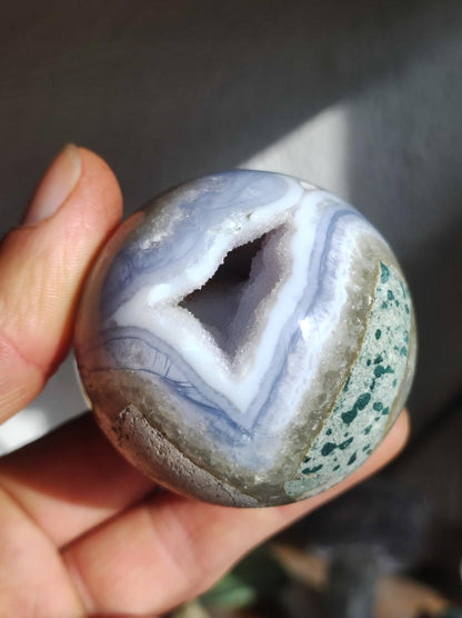Chalcedon AAA - Edelstein Kugel blau Deko Sphere mit Geode Meditation Natur Heilstein Wohnen Sammler Rarität Hochwertig Art of Nature Berlin - Art of Nature Berlin