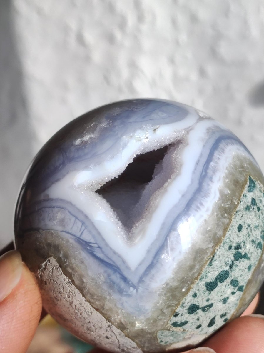 Chalcedon AAA - Edelstein Kugel blau Deko Sphere mit Geode Meditation Natur Heilstein Wohnen Sammler Rarität Hochwertig Art of Nature Berlin - Art of Nature Berlin