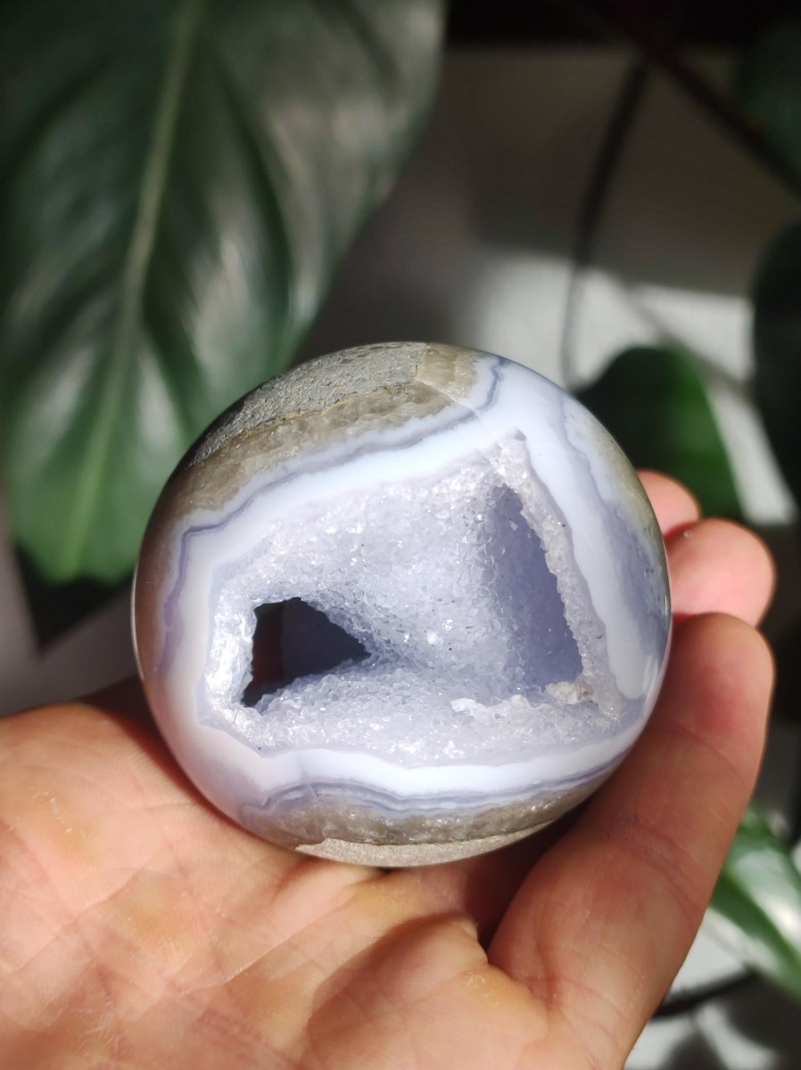 Chalcedon AAA - Edelstein Kugel blau Deko Sphere mit Geode Meditation Natur Heilstein Wohnen Sammler Rarität Hochwertig Art of Nature Berlin - Art of Nature Berlin