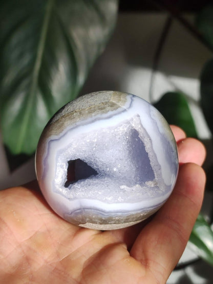 Chalcedon AAA - Edelstein Kugel blau Deko Sphere mit Geode Meditation Natur Heilstein Wohnen Sammler Rarität Hochwertig Art of Nature Berlin - Art of Nature Berlin