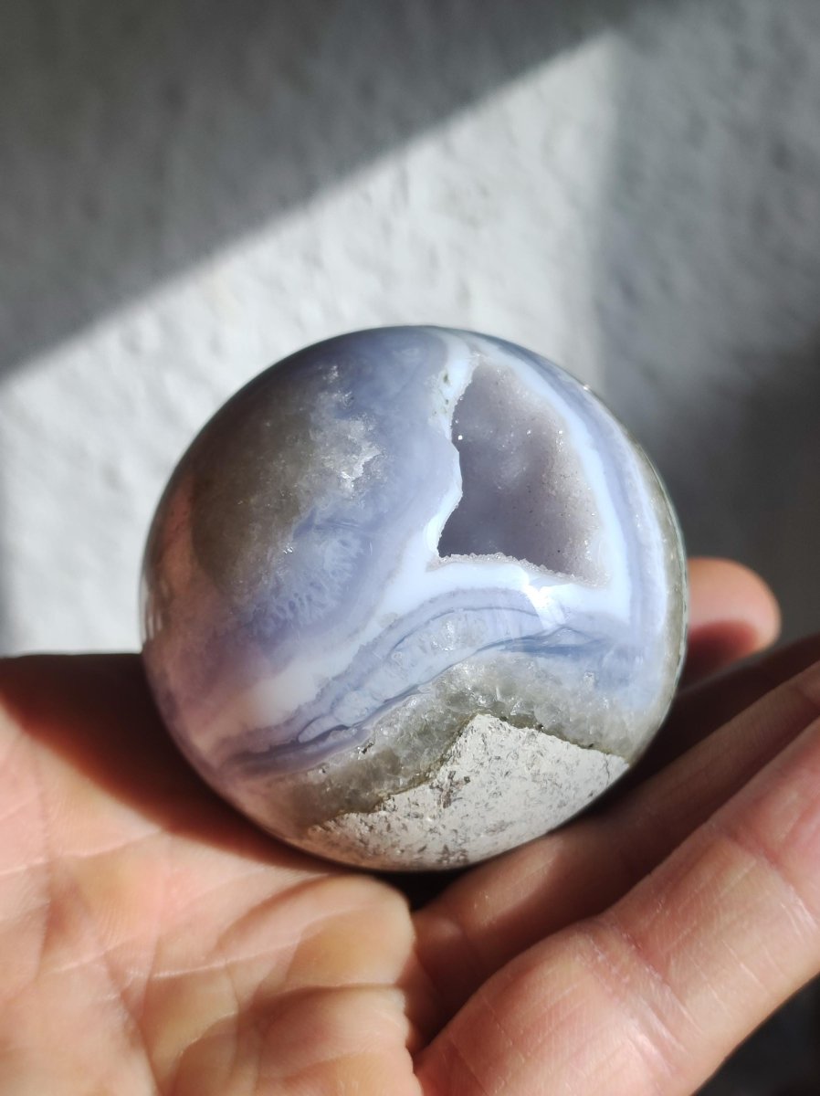 Chalcedon AAA - Edelstein Kugel blau Deko Sphere mit Geode Meditation Natur Heilstein Wohnen Sammler Rarität Hochwertig Art of Nature Berlin - Art of Nature Berlin