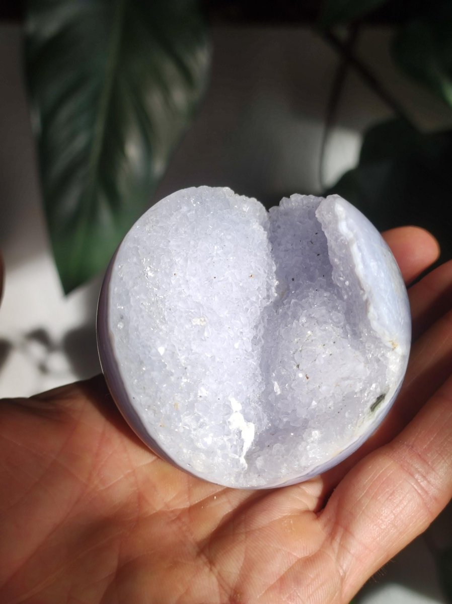 Chalcedon AAA - Edelstein Kugel blau Deko Sphere mit Geode Meditation Natur Heilstein Wohnen Sammler Rarität Hochwertig Art of Nature Berlin - Art of Nature Berlin