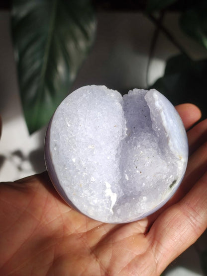 Chalcedon AAA - Edelstein Kugel blau Deko Sphere mit Geode Meditation Natur Heilstein Wohnen Sammler Rarität Hochwertig Art of Nature Berlin - Art of Nature Berlin
