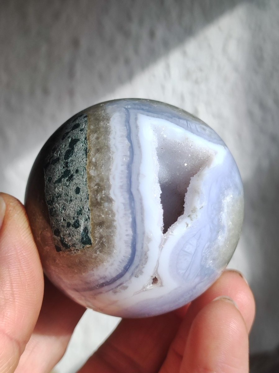 Chalcedon AAA - Edelstein Kugel blau Deko Sphere mit Geode Meditation Natur Heilstein Wohnen Sammler Rarität Hochwertig Art of Nature Berlin - Art of Nature Berlin