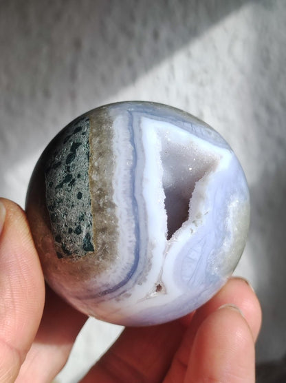 Chalcedon AAA - Edelstein Kugel blau Deko Sphere mit Geode Meditation Natur Heilstein Wohnen Sammler Rarität Hochwertig Art of Nature Berlin - Art of Nature Berlin