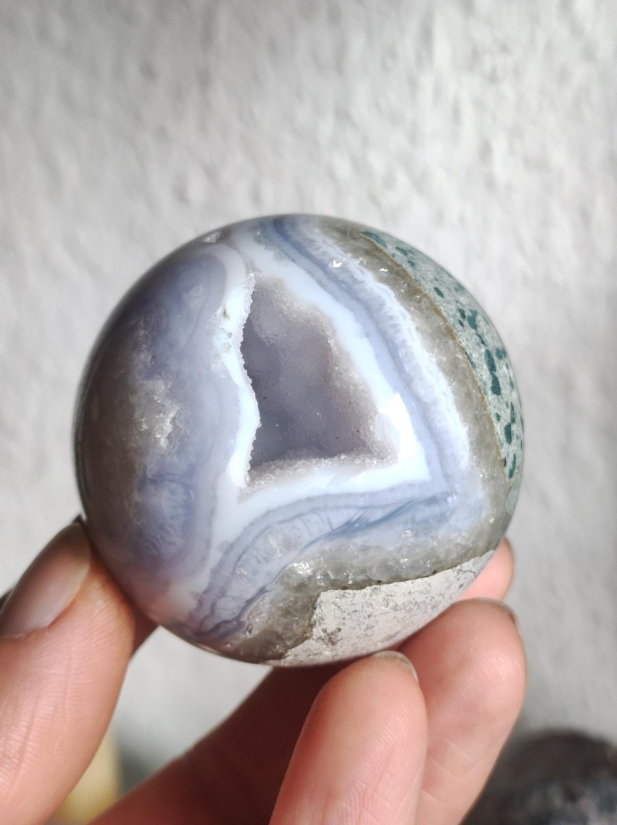 Chalcedon AAA - Edelstein Kugel blau Deko Sphere mit Geode Meditation Natur Heilstein Wohnen Sammler Rarität Hochwertig Art of Nature Berlin - Art of Nature Berlin