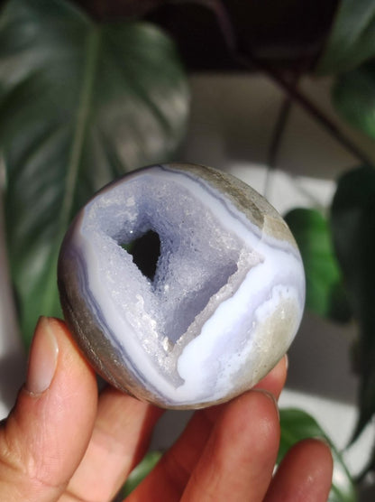 Chalcedon AAA - Edelstein Kugel blau Deko Sphere mit Geode Meditation Natur Heilstein Wohnen Sammler Rarität Hochwertig Art of Nature Berlin - Art of Nature Berlin