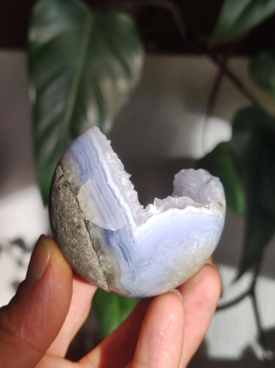 Chalcedon AAA - Edelstein Kugel blau Deko Sphere mit Geode Meditation Natur Heilstein Wohnen Sammler Rarität Hochwertig Art of Nature Berlin - Art of Nature Berlin