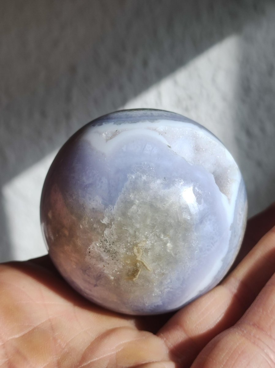 Chalcedon AAA - Edelstein Kugel blau Deko Sphere mit Geode Meditation Natur Heilstein Wohnen Sammler Rarität Hochwertig Art of Nature Berlin - Art of Nature Berlin