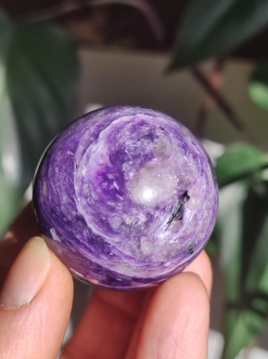 Charoit AAA - Edelstein Kugel lila Natur Heilstein Deko Sphere Kristall Geschenk Er Sie Freund Mann Mineralien Sammler Haus Wohnen Energie - Art of Nature Berlin