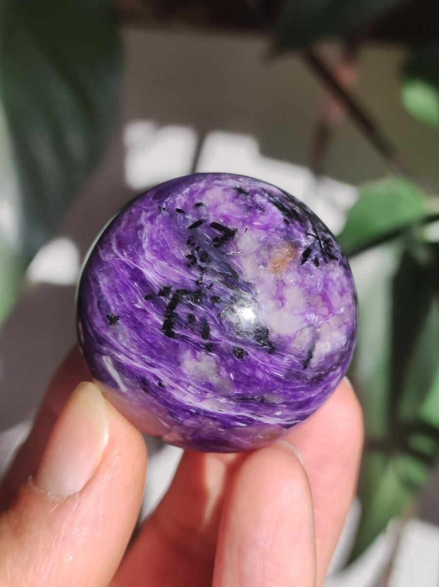 Charoit AAA - Edelstein Kugel lila Natur Heilstein Deko Sphere Kristall Geschenk Er Sie Freund Mann Mineralien Sammler Haus Wohnen Energie - Art of Nature Berlin