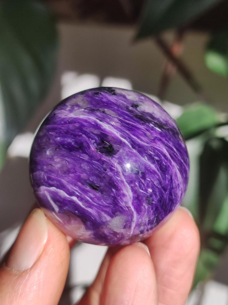 Charoit AAA - Edelstein Kugel lila Natur Heilstein Deko Sphere Kristall Geschenk Er Sie Freund Mann Mineralien Sammler Haus Wohnen Energie - Art of Nature Berlin