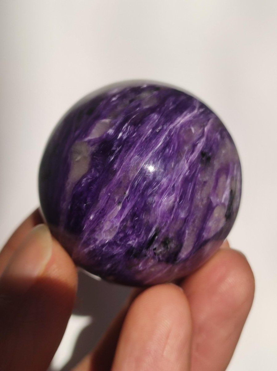 Charoit AAA - Edelstein Kugel lila Natur Heilstein Deko Sphere Kristall Geschenk Er Sie Freund Mann Mineralien Sammler Haus Wohnen Energie - Art of Nature Berlin