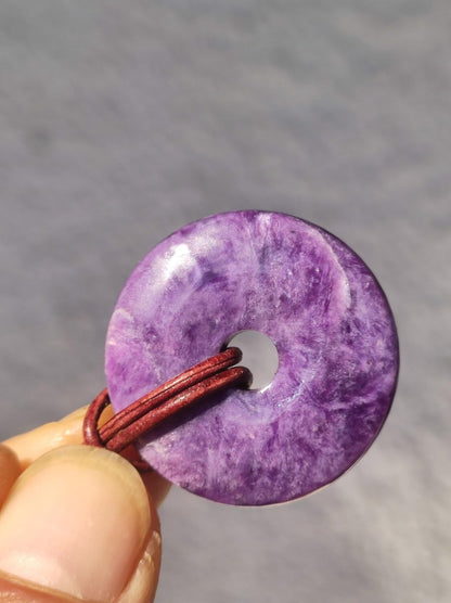 Charoit AAA Schutzdonut - Edelstein Donut Kette Rarität selten Schutzsymbol Heilstein Kristall HIPPIE Boho Ethno Mann Frau Geschenk Er Sie - Art of Nature Berlin