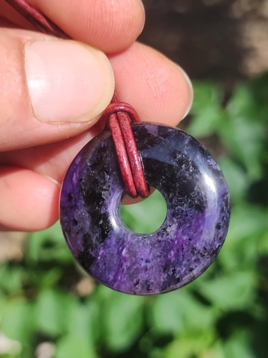 Charoit - Edelstein Donut Kette Rarität selten Schutzsymbol Heilstein Kristall HIPPIE Boho Ethno Mann Frau Geschenk Er Sie - Art of Nature Berlin