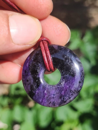 Charoit - Edelstein Donut Kette Rarität selten Schutzsymbol Heilstein Kristall HIPPIE Boho Ethno Mann Frau Geschenk Er Sie - Art of Nature Berlin