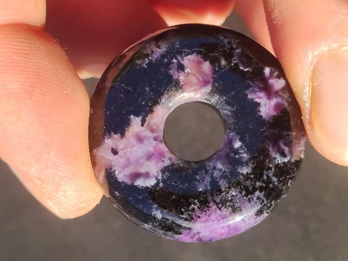 Charoit - Edelstein Donut Kette Rarität selten Schutzsymbol Heilstein Kristall HIPPIE Boho Ethno Mann Frau Geschenk Er Sie - Art of Nature Berlin