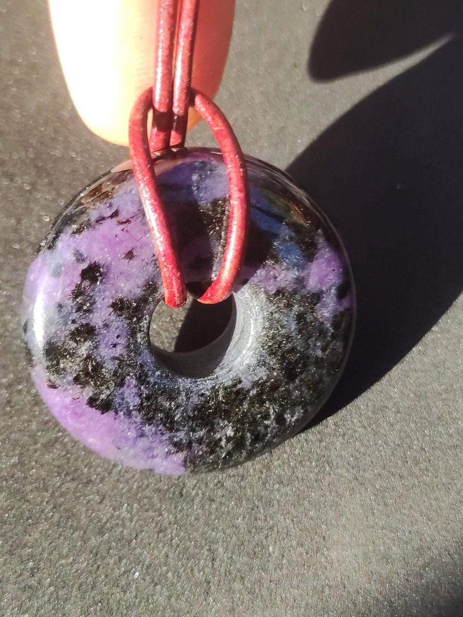 Charoit - Edelstein Donut Kette Rarität selten Schutzsymbol Heilstein Kristall HIPPIE Boho Ethno Mann Frau Geschenk Er Sie - Art of Nature Berlin