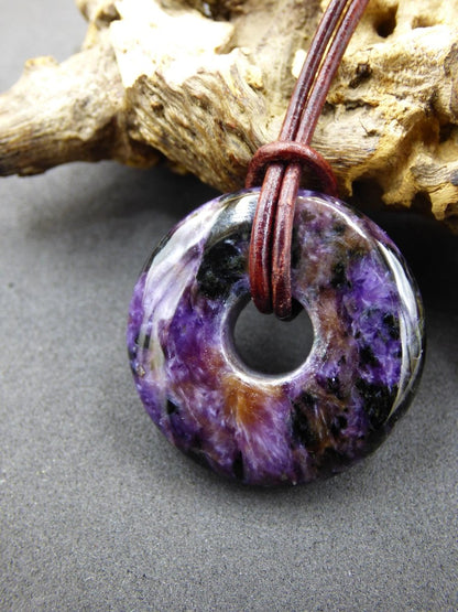 Charoit - Edelstein Donut Kette Rarität selten Schutzsymbol Heilstein Kristall HIPPIE Boho Ethno Mann Frau Geschenk Er Sie - Art of Nature Berlin