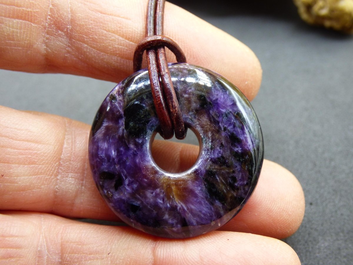 Charoit - Edelstein Donut Kette Rarität selten Schutzsymbol Heilstein Kristall HIPPIE Boho Ethno Mann Frau Geschenk Er Sie - Art of Nature Berlin