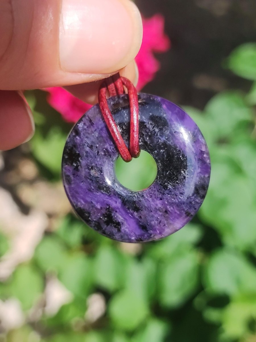 Charoit - Edelstein Donut Kette Rarität selten Schutzsymbol Heilstein Kristall HIPPIE Boho Ethno Mann Frau Geschenk Er Sie - Art of Nature Berlin