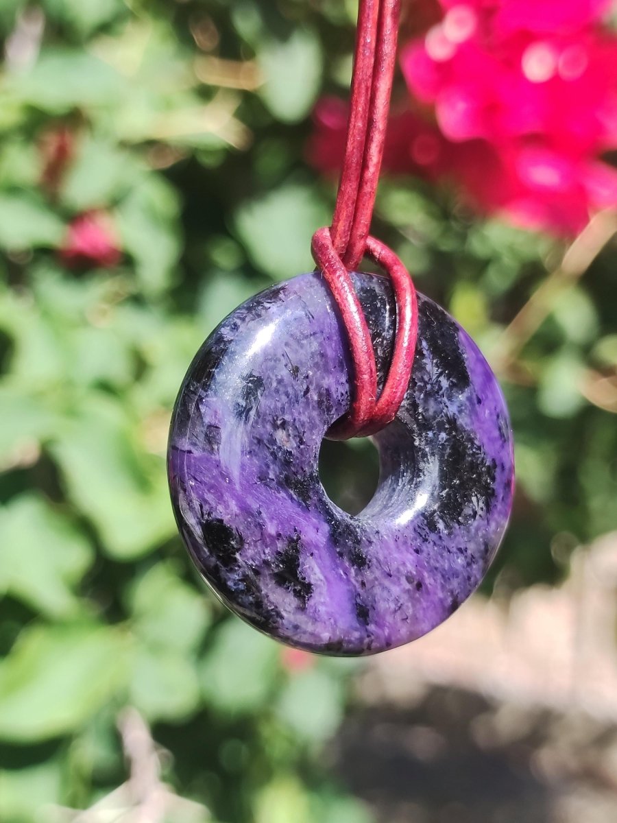 Charoit - Edelstein Donut Kette Rarität selten Schutzsymbol Heilstein Kristall HIPPIE Boho Ethno Mann Frau Geschenk Er Sie - Art of Nature Berlin