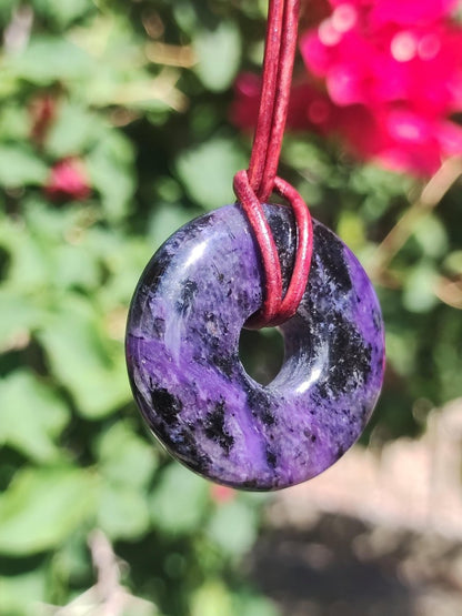 Charoit - Edelstein Donut Kette Rarität selten Schutzsymbol Heilstein Kristall HIPPIE Boho Ethno Mann Frau Geschenk Er Sie - Art of Nature Berlin