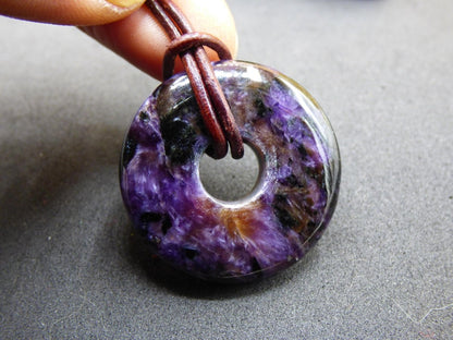 Charoit - Edelstein Donut Kette Rarität selten Schutzsymbol Heilstein Kristall HIPPIE Boho Ethno Mann Frau Geschenk Er Sie - Art of Nature Berlin