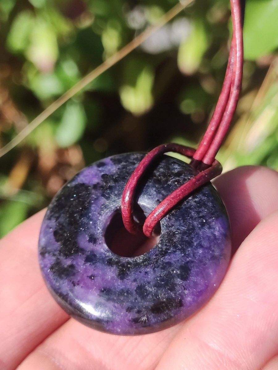 Charoit - Edelstein Donut Kette Rarität selten Schutzsymbol Heilstein Kristall HIPPIE Boho Ethno Mann Frau Geschenk Er Sie - Art of Nature Berlin