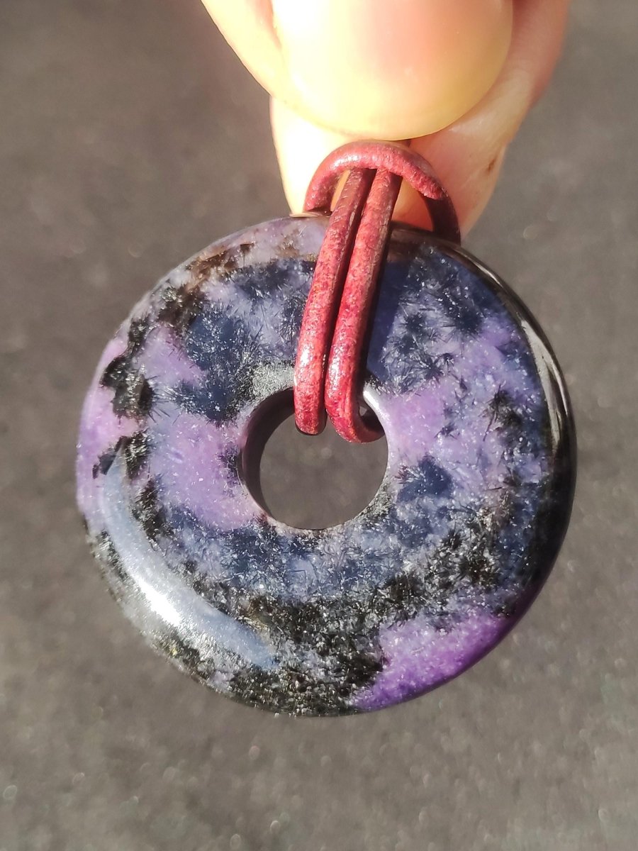Charoit - Edelstein Donut Kette Rarität selten Schutzsymbol Heilstein Kristall HIPPIE Boho Ethno Mann Frau Geschenk Er Sie - Art of Nature Berlin
