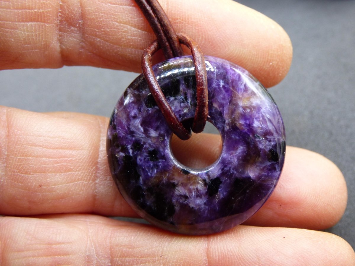 Charoit - Edelstein Donut Kette Rarität selten Schutzsymbol Heilstein Kristall HIPPIE Boho Ethno Mann Frau Geschenk Er Sie - Art of Nature Berlin