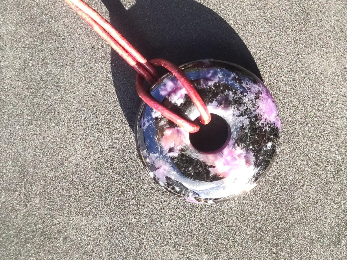 Charoit - Edelstein Donut Kette Rarität selten Schutzsymbol Heilstein Kristall HIPPIE Boho Ethno Mann Frau Geschenk Er Sie - Art of Nature Berlin