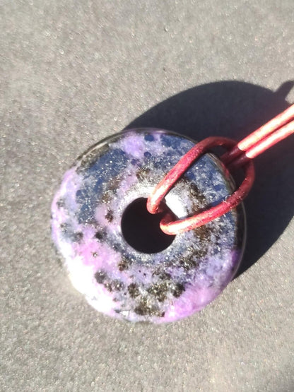 Charoit - Edelstein Donut Kette Rarität selten Schutzsymbol Heilstein Kristall HIPPIE Boho Ethno Mann Frau Geschenk Er Sie - Art of Nature Berlin