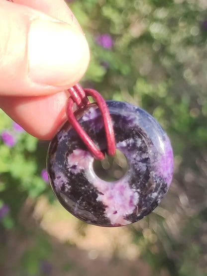 Charoit - Edelstein Donut Kette Rarität selten Schutzsymbol Heilstein Kristall HIPPIE Boho Ethno Mann Frau Geschenk Er Sie - Art of Nature Berlin