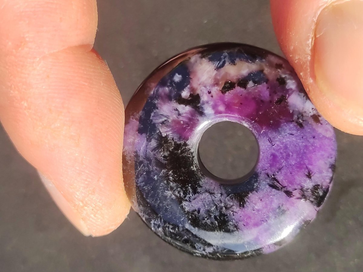 Charoit - Edelstein Donut Kette Rarität selten Schutzsymbol Heilstein Kristall HIPPIE Boho Ethno Mann Frau Geschenk Er Sie - Art of Nature Berlin