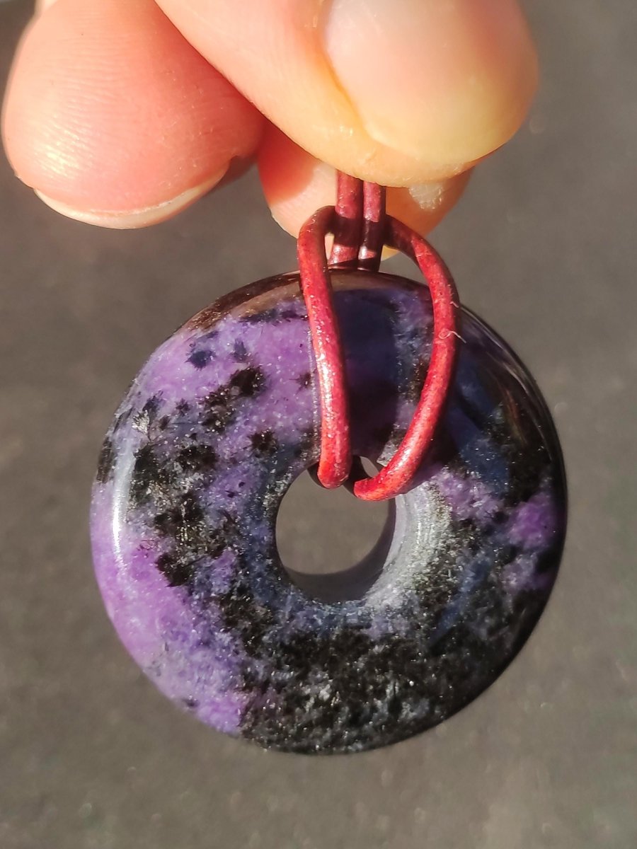 Charoit - Edelstein Donut Kette Rarität selten Schutzsymbol Heilstein Kristall HIPPIE Boho Ethno Mann Frau Geschenk Er Sie - Art of Nature Berlin