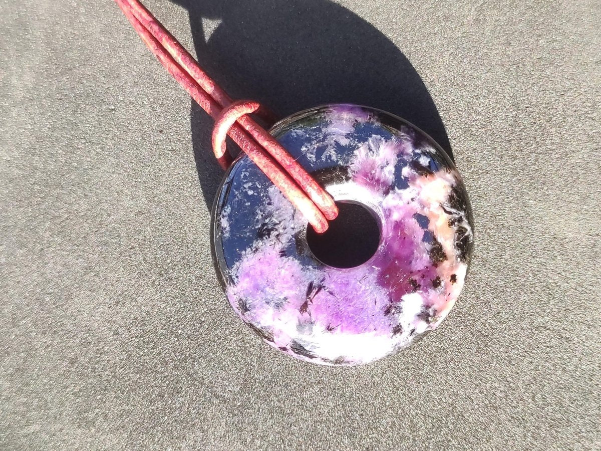 Charoit - Edelstein Donut Kette Rarität selten Schutzsymbol Heilstein Kristall HIPPIE Boho Ethno Mann Frau Geschenk Er Sie - Art of Nature Berlin