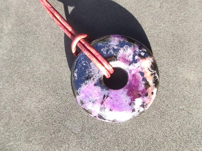 Charoit - Edelstein Donut Kette Rarität selten Schutzsymbol Heilstein Kristall HIPPIE Boho Ethno Mann Frau Geschenk Er Sie - Art of Nature Berlin