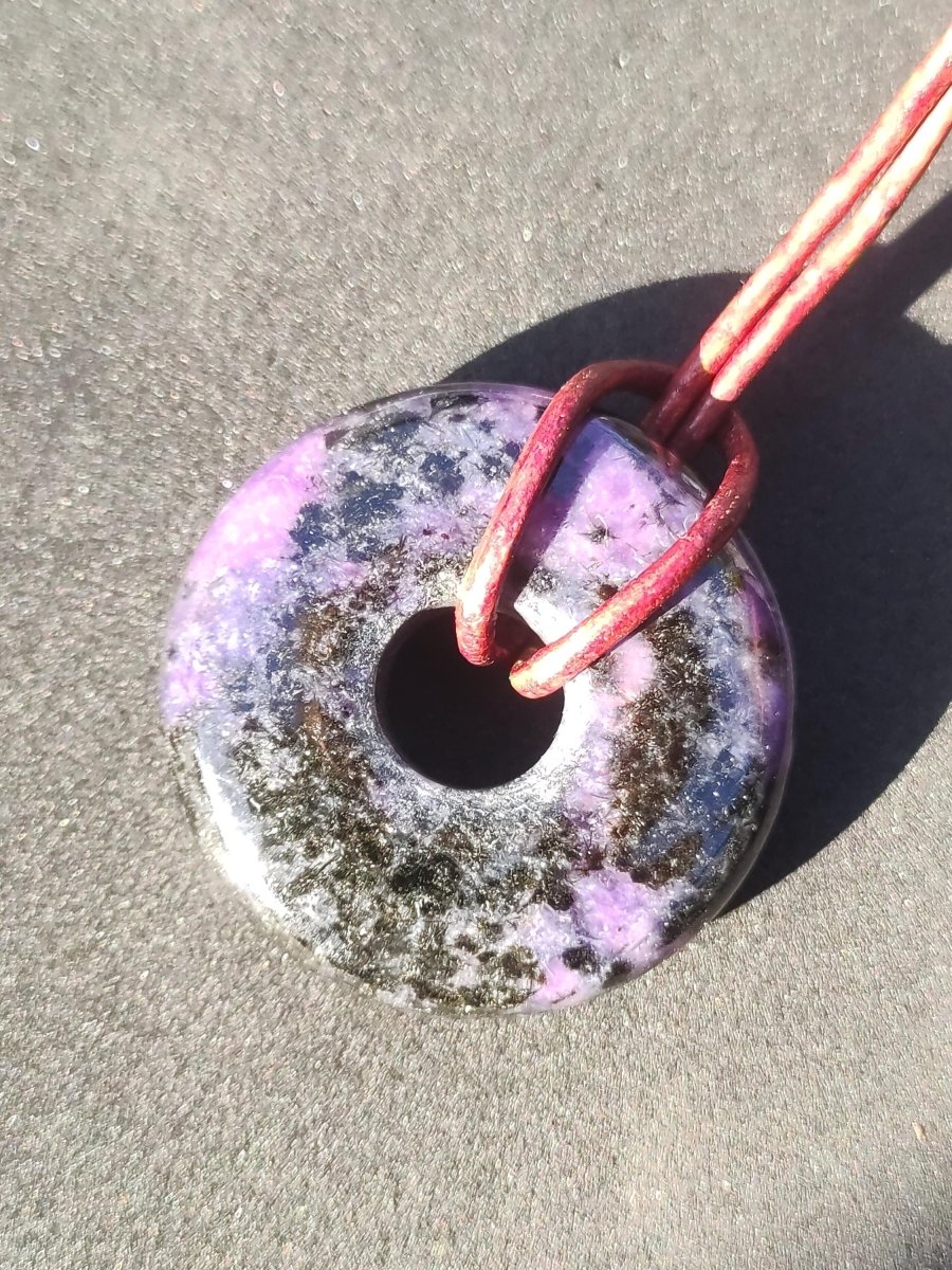 Charoit - Edelstein Donut Kette Rarität selten Schutzsymbol Heilstein Kristall HIPPIE Boho Ethno Mann Frau Geschenk Er Sie - Art of Nature Berlin