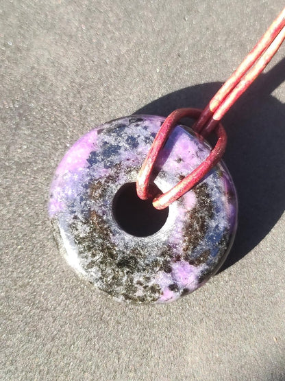 Charoit - Edelstein Donut Kette Rarität selten Schutzsymbol Heilstein Kristall HIPPIE Boho Ethno Mann Frau Geschenk Er Sie - Art of Nature Berlin