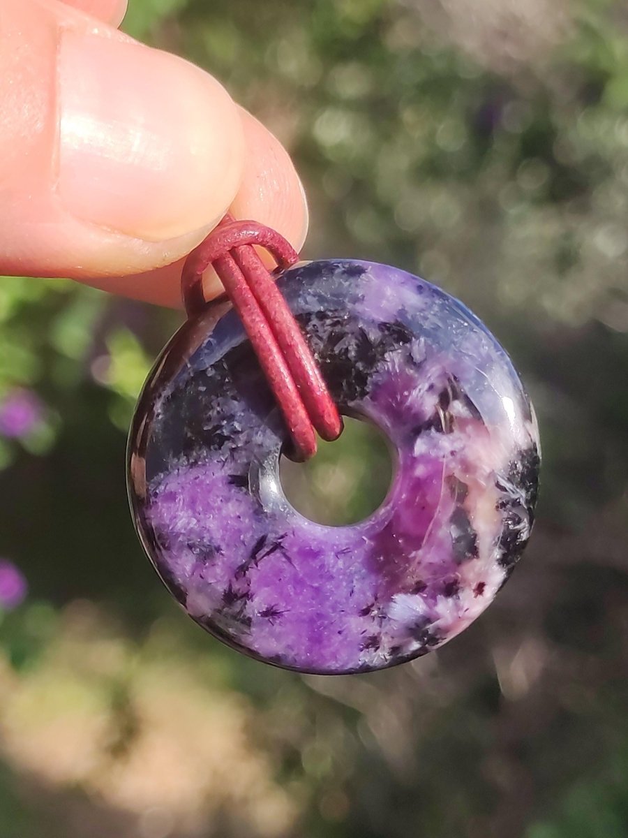 Charoit - Edelstein Donut Kette Rarität selten Schutzsymbol Heilstein Kristall HIPPIE Boho Ethno Mann Frau Geschenk Er Sie - Art of Nature Berlin