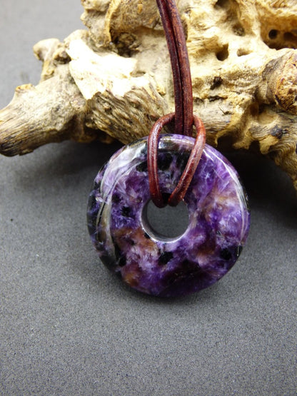 Charoit - Edelstein Donut Kette Rarität selten Schutzsymbol Heilstein Kristall HIPPIE Boho Ethno Mann Frau Geschenk Er Sie - Art of Nature Berlin
