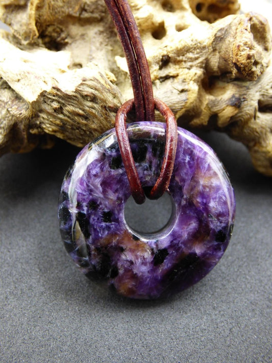 Charoit - Edelstein Donut Kette Rarität selten Schutzsymbol Heilstein Kristall HIPPIE Boho Ethno Mann Frau Geschenk Er Sie - Art of Nature Berlin