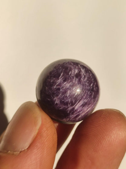 Charoit - Edelstein Kugel lila Natur Heilstein Deko Sphere Kristall Geschenk Er Sie Freund Mann Mineralien Sammler Haus Wohnen Energie - Art of Nature Berlin
