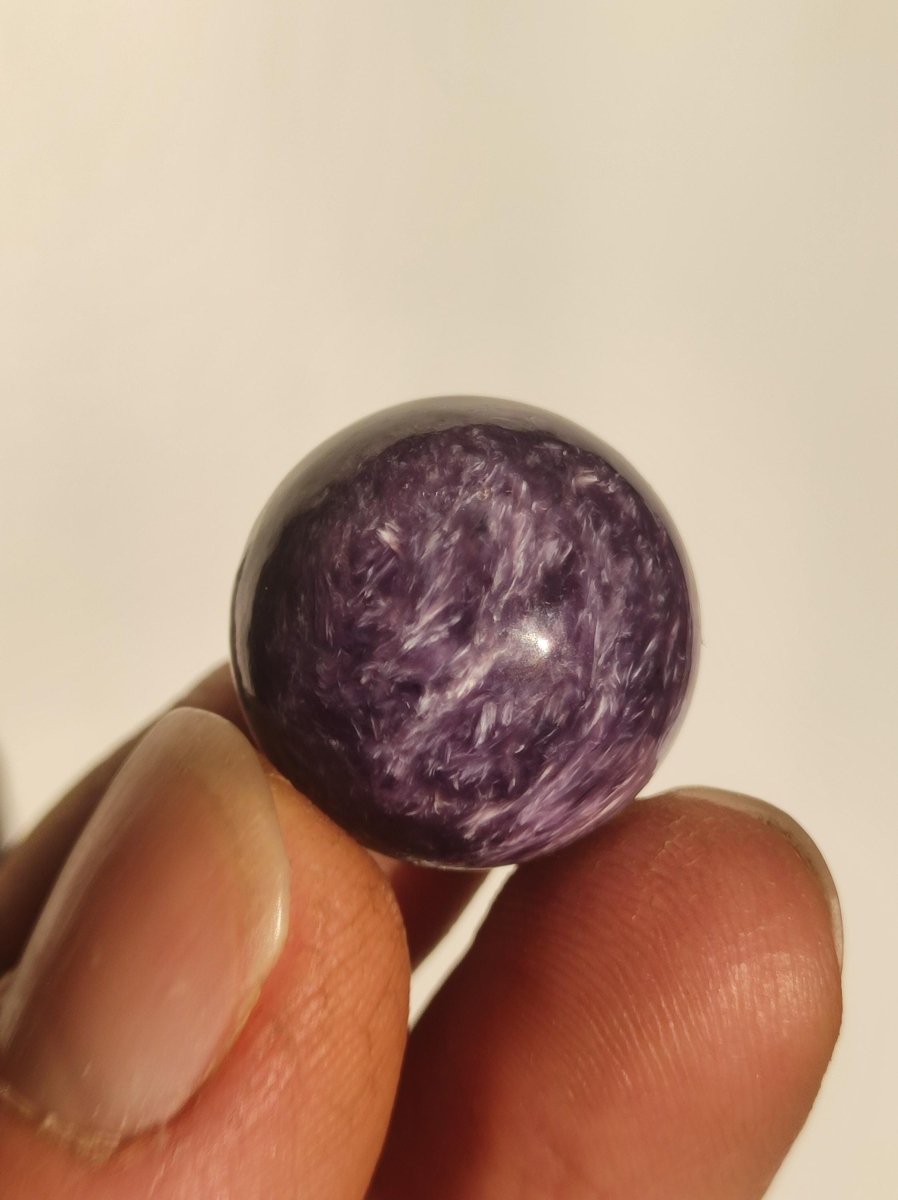 Charoit - Edelstein Kugel lila Natur Heilstein Deko Sphere Kristall Geschenk Er Sie Freund Mann Mineralien Sammler Haus Wohnen Energie - Art of Nature Berlin