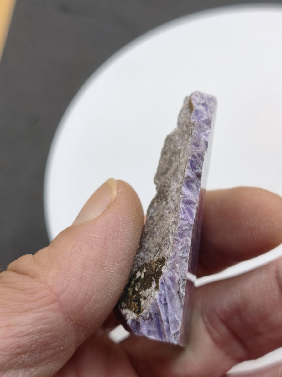 Charoit Stufe mit Anschliff – Stehendes Unikat mit violetter Maserung Russland Heilstein Unikat Sammler Deko Kristall Mineralien Geschenk - Art of Nature Berlin