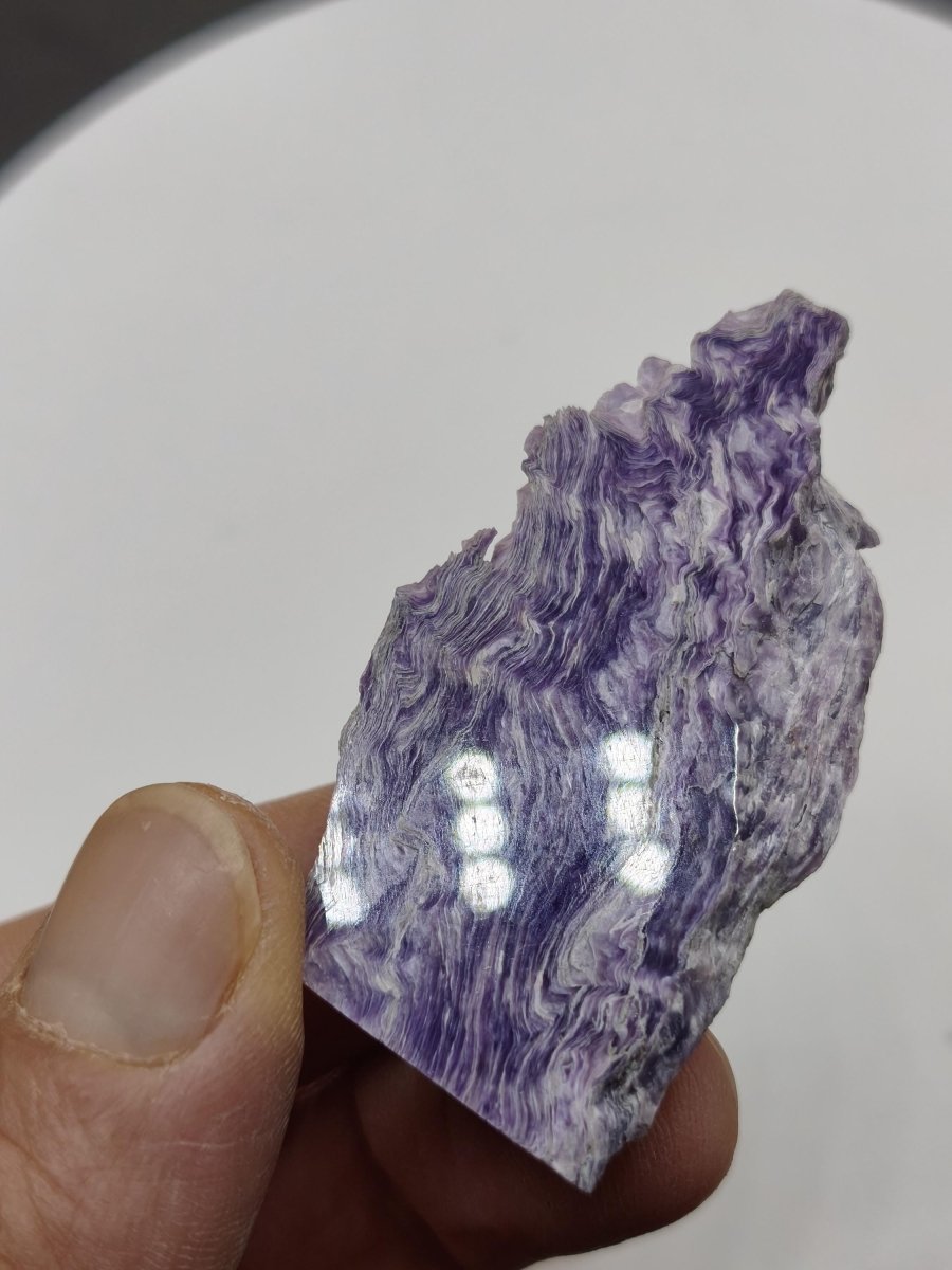 Charoit Stufe mit Anschliff – Stehendes Unikat mit violetter Maserung Russland Heilstein Unikat Sammler Deko Kristall Mineralien Geschenk - Art of Nature Berlin