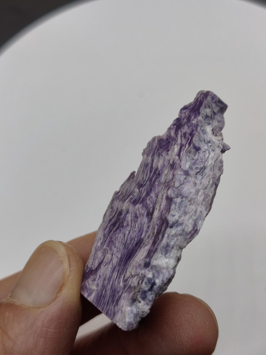 Charoit Stufe mit Anschliff – Stehendes Unikat mit violetter Maserung Russland Heilstein Unikat Sammler Deko Kristall Mineralien Geschenk - Art of Nature Berlin