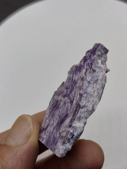 Charoit Stufe mit Anschliff – Stehendes Unikat mit violetter Maserung Russland Heilstein Unikat Sammler Deko Kristall Mineralien Geschenk - Art of Nature Berlin